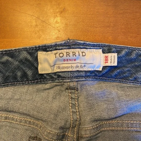 Torrid Floral Embroidered Boyfriend Cut Ripped Women’s Jeans, Size 18 - Picture 5 of 6